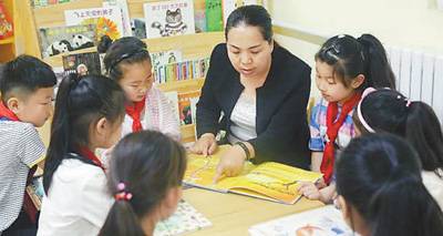 张建华与孩子们在一起。王志俊 摄（人民视觉）