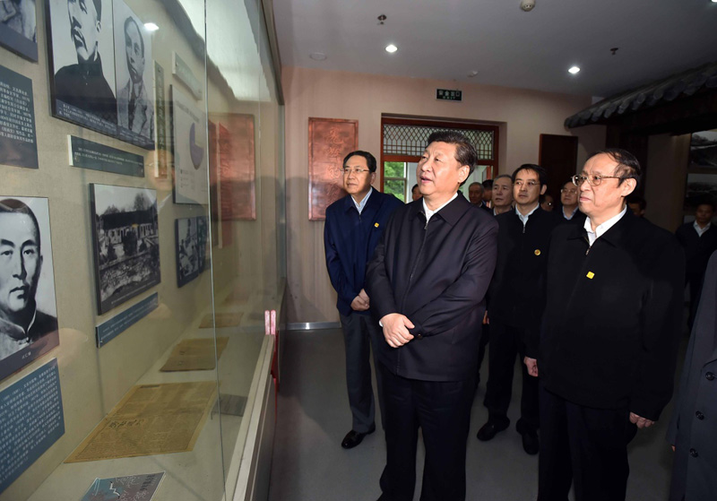 　　2016年4月24日至27日，习近平在安徽调研。这是4月24日上午，习近平在六安市金寨县参观金寨县革命博物馆。