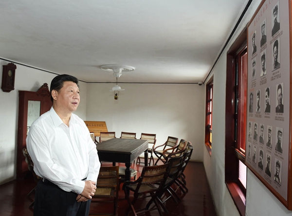 2015年6月16日，习近平参观遵义会议会址。