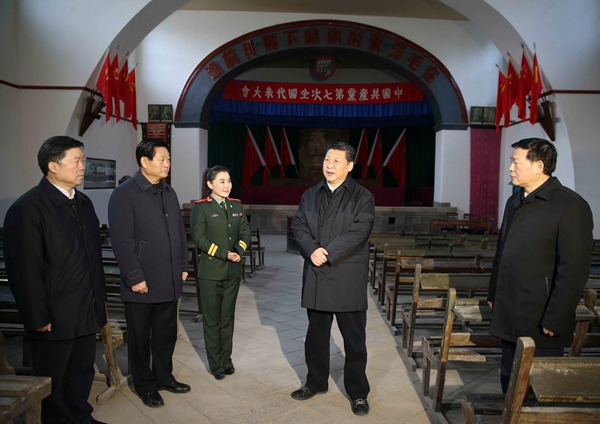 2015年2月14日，在陕西考察调研的习近平来到延安杨家岭，瞻仰中共七大会址。