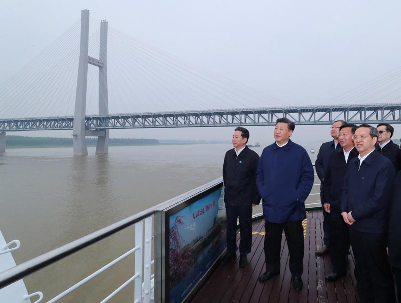 4月26日下午，中共中央总书记、国家主席、中央军委主席习近平在武汉主持召开深入推动长江经济带发展座谈会并发表重要讲话。这是座谈会前，习近平于25日上午乘船沿江察看两岸生态环境和发展建设情况。