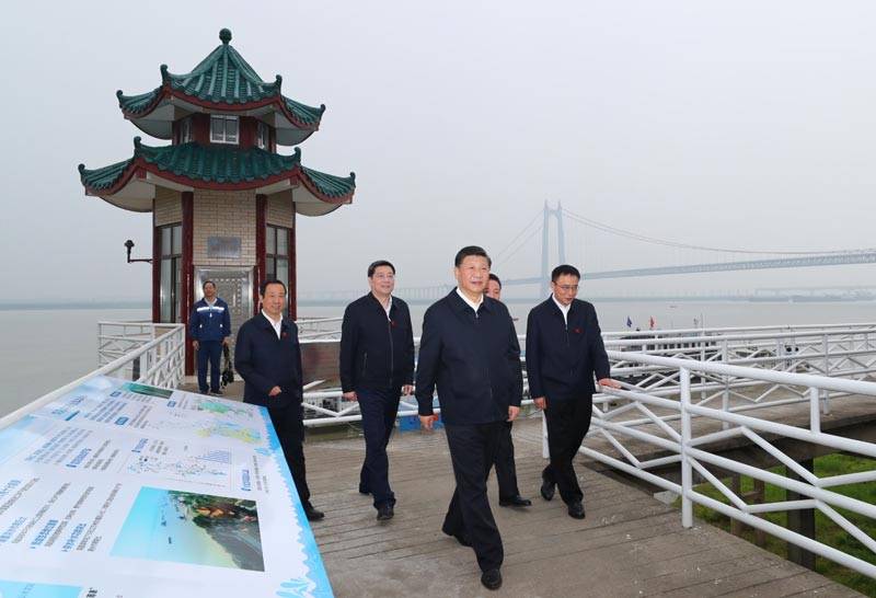 4月26日下午，中共中央总书记、国家主席、中央军委主席习近平在武汉主持召开深入推动长江经济带发展座谈会并发表重要讲话。这是座谈会前，习近平于25日下午在岳阳城陵矶水文站考察。