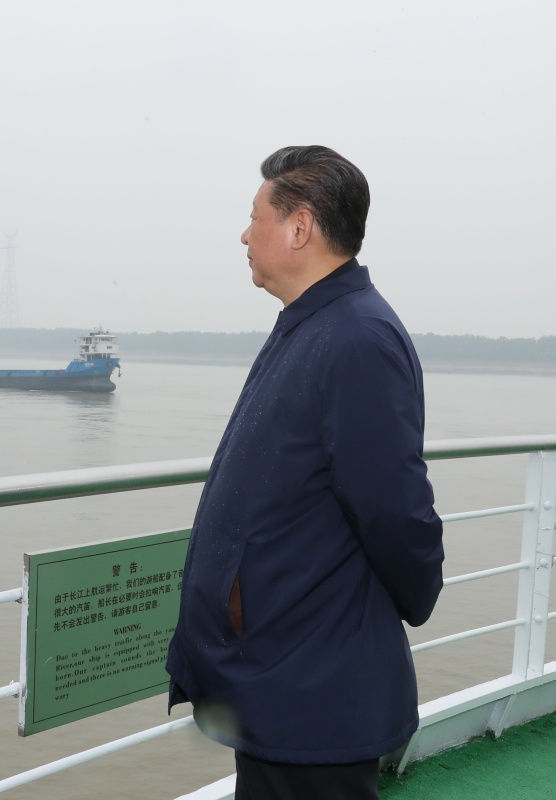 4月26日下午，中共中央总书记、国家主席、中央军委主席习近平在武汉主持召开深入推动长江经济带发展座谈会并发表重要讲话。这是座谈会前，习近平于25日上午乘船沿江察看两岸生态环境和发展建设情况。