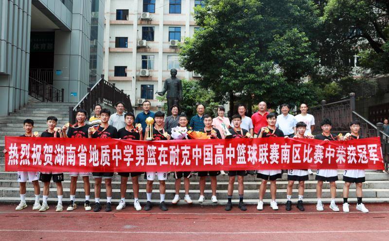 图片12 学校合影.jpg