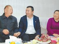 新疆阿瓦提县县长吾布力喀斯木·买吐送：“团结是我们义不容辞的责任”