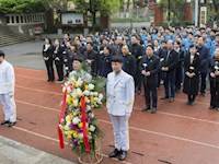 我校开展为李四光铜像敬献花篮活动