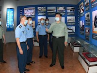 习近平：向全体人民解放军指战员武警部队官兵民兵预备役人员致以节日祝贺