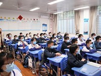 地中学子在校观看“天空课堂”第三课