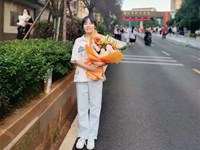 全城热搜：为消防车引路的银河国际学子，好样的！