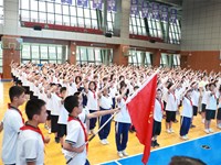 我校初一年级举行少先队建队仪式