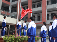 厚植爱国情怀 砥砺强国之志——我校举行迎国庆主题升旗仪式